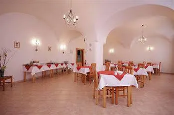 The Green Garland Hotel *