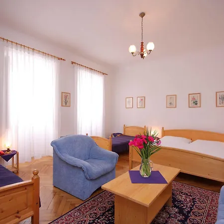 The Green Garland Otel *