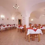 The Green Garland Hotel *