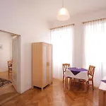 The Green Garland Hotel *